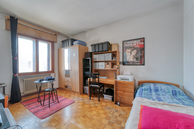 A Caselle di Selvazzano Dentro proponiamo in vendita una rara opportunità: una casa singola terra...