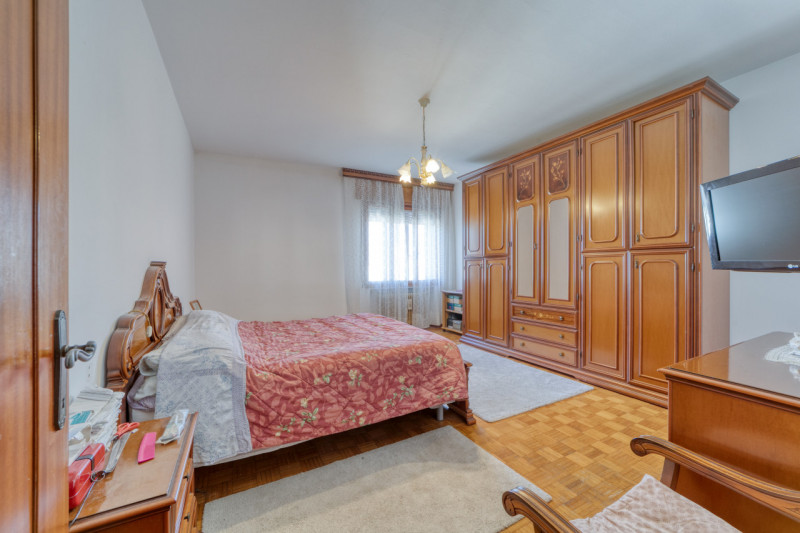 A Caselle di Selvazzano Dentro proponiamo in vendita una rara opportunità: una casa singola terra...