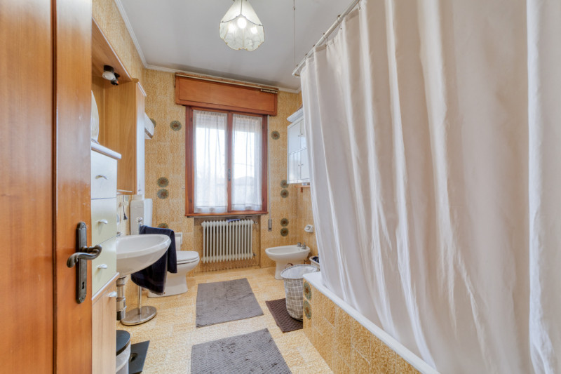 A Caselle di Selvazzano Dentro proponiamo in vendita una rara opportunità: una casa singola terra...