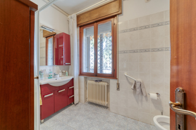 A Caselle di Selvazzano Dentro proponiamo in vendita una rara opportunità: una casa singola terra...