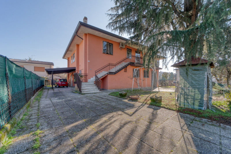 A Caselle di Selvazzano Dentro proponiamo in vendita una rara opportunità: una casa singola terra...