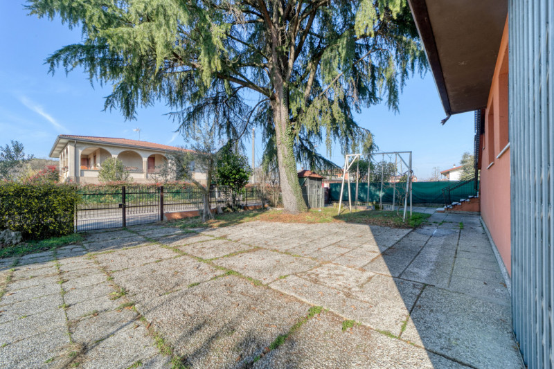 A Caselle di Selvazzano Dentro proponiamo in vendita una rara opportunità: una casa singola terra...