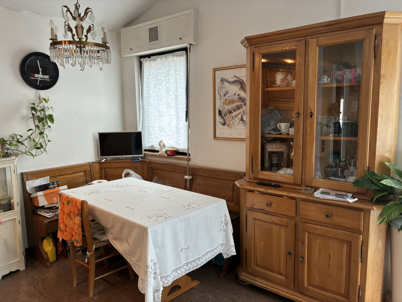 Vicenza, zona ovest, in piccolo contesto, secondo ed ultimo piano, proponiamo ampio midi arredato...