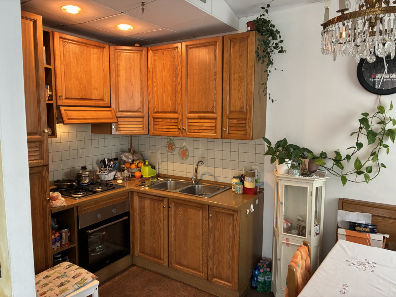 Vicenza, zona ovest, in piccolo contesto, secondo ed ultimo piano, proponiamo ampio midi arredato...