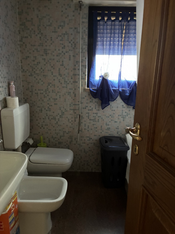 Vicenza, zona ovest, in piccolo contesto, secondo ed ultimo piano, proponiamo ampio midi arredato...