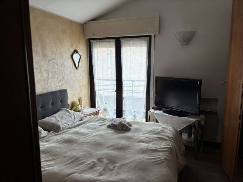 Vicenza, zona ovest, in piccolo contesto, secondo ed ultimo piano, proponiamo ampio midi arredato...