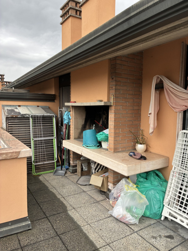 Vicenza, zona ovest, in piccolo contesto, secondo ed ultimo piano, proponiamo ampio midi arredato...