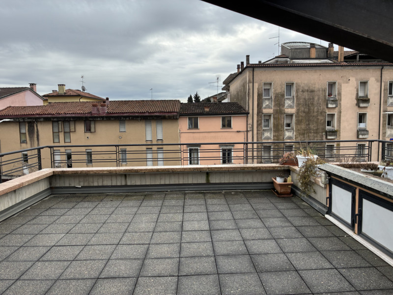 Vicenza, zona ovest, in piccolo contesto, secondo ed ultimo piano, proponiamo ampio midi arredato...