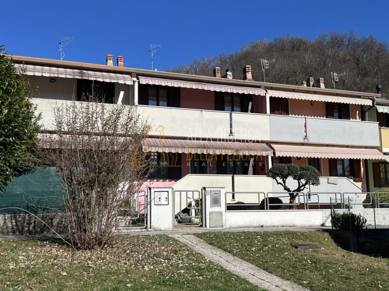 TORREBELVICINO: in zona tranquilla, CASA A SCHIERA CENTRALE servita da giardino esclusivo e garag...