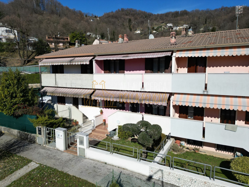 TORREBELVICINO: in zona tranquilla, CASA A SCHIERA CENTRALE servita da giardino esclusivo e garag...