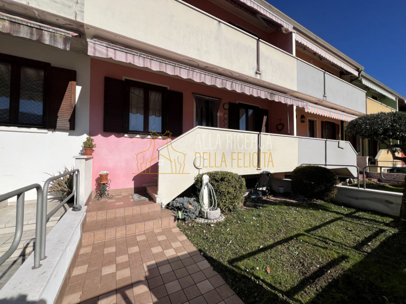 TORREBELVICINO: in zona tranquilla, CASA A SCHIERA CENTRALE servita da giardino esclusivo e garag...