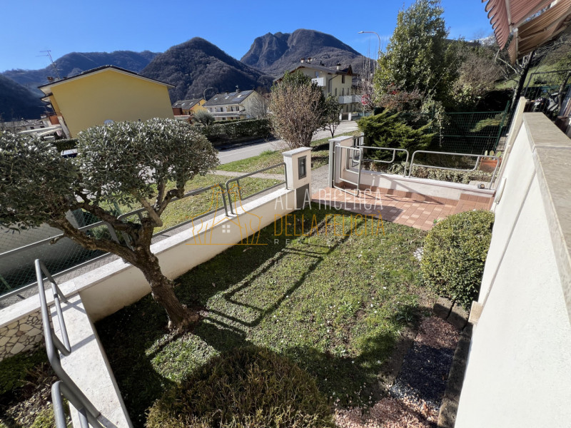 TORREBELVICINO: in zona tranquilla, CASA A SCHIERA CENTRALE servita da giardino esclusivo e garag...