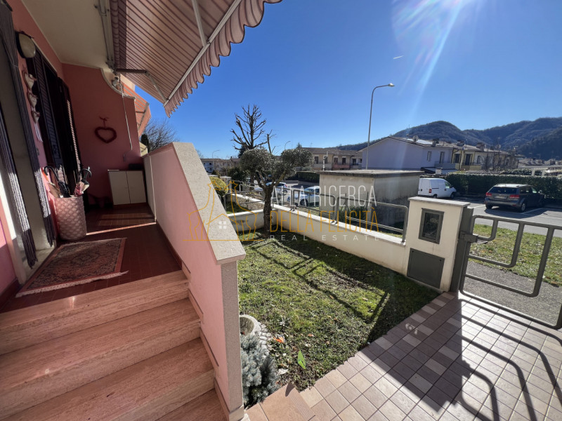 TORREBELVICINO: in zona tranquilla, CASA A SCHIERA CENTRALE servita da giardino esclusivo e garag...