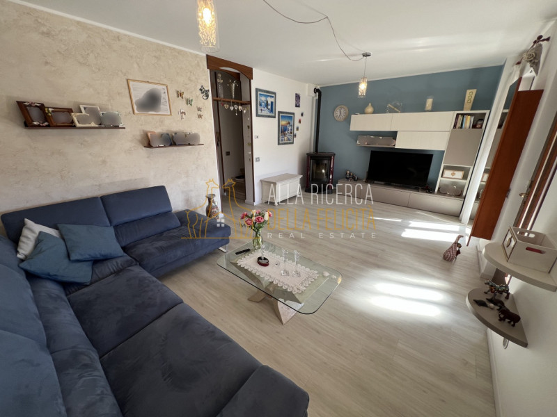 TORREBELVICINO: in zona tranquilla, CASA A SCHIERA CENTRALE servita da giardino esclusivo e garag...