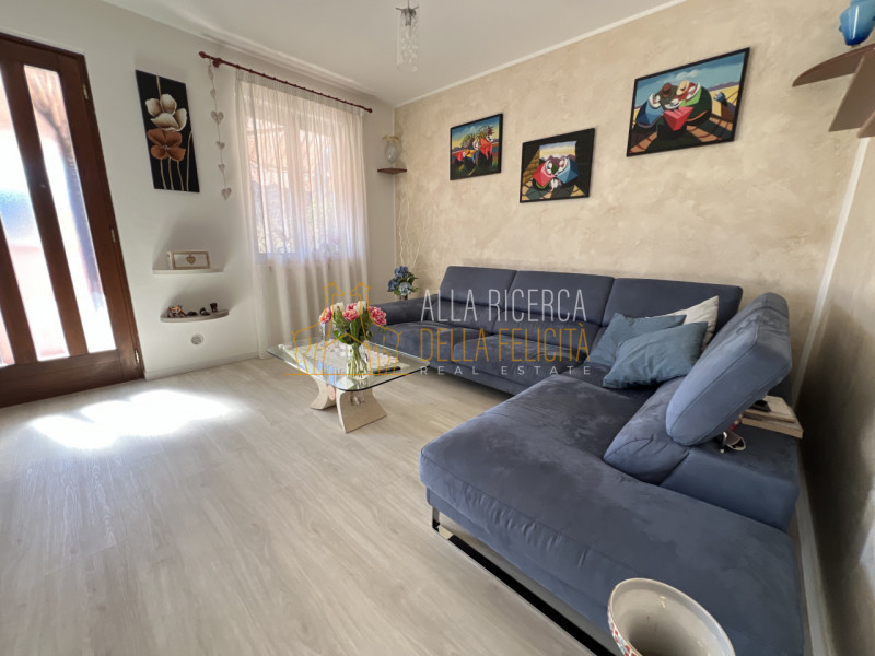 TORREBELVICINO: in zona tranquilla, CASA A SCHIERA CENTRALE servita da giardino esclusivo e garag...