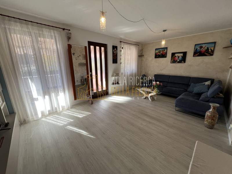 TORREBELVICINO: in zona tranquilla, CASA A SCHIERA CENTRALE servita da giardino esclusivo e garag...