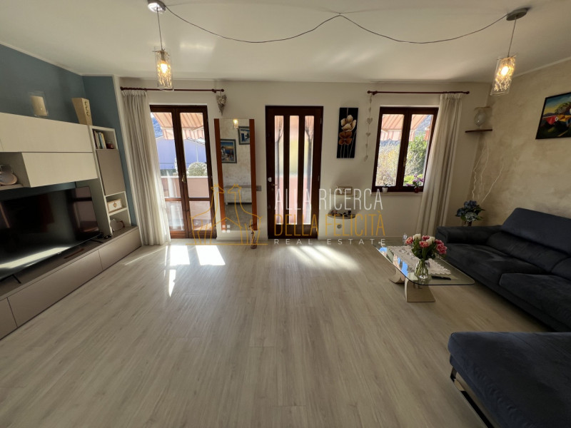 TORREBELVICINO: in zona tranquilla, CASA A SCHIERA CENTRALE servita da giardino esclusivo e garag...