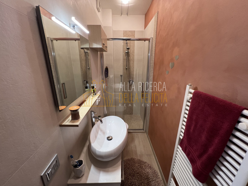 TORREBELVICINO: in zona tranquilla, CASA A SCHIERA CENTRALE servita da giardino esclusivo e garag...