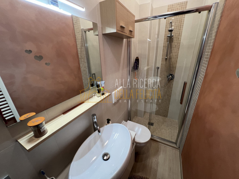 TORREBELVICINO: in zona tranquilla, CASA A SCHIERA CENTRALE servita da giardino esclusivo e garag...