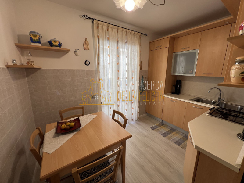 TORREBELVICINO: in zona tranquilla, CASA A SCHIERA CENTRALE servita da giardino esclusivo e garag...