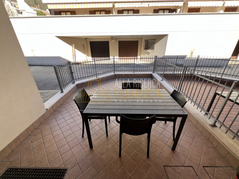 TORREBELVICINO: in zona tranquilla, CASA A SCHIERA CENTRALE servita da giardino esclusivo e garag...