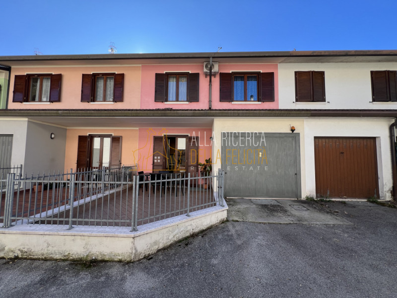 TORREBELVICINO: in zona tranquilla, CASA A SCHIERA CENTRALE servita da giardino esclusivo e garag...