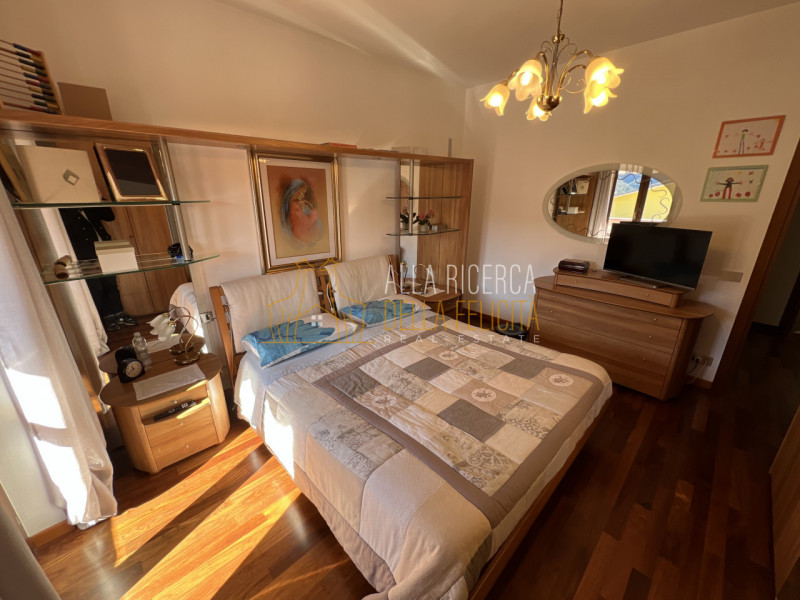 TORREBELVICINO: in zona tranquilla, CASA A SCHIERA CENTRALE servita da giardino esclusivo e garag...