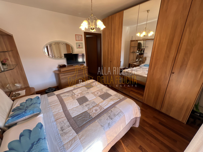 TORREBELVICINO: in zona tranquilla, CASA A SCHIERA CENTRALE servita da giardino esclusivo e garag...