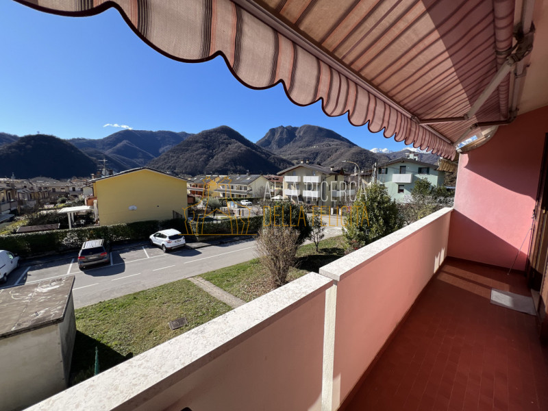 TORREBELVICINO: in zona tranquilla, CASA A SCHIERA CENTRALE servita da giardino esclusivo e garag...