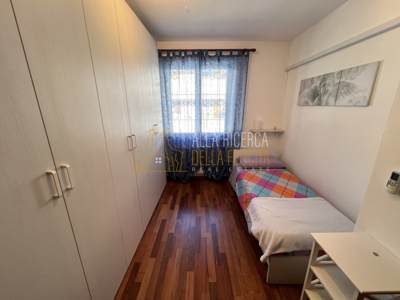 TORREBELVICINO: in zona tranquilla, CASA A SCHIERA CENTRALE servita da giardino esclusivo e garag...