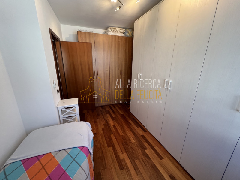 TORREBELVICINO: in zona tranquilla, CASA A SCHIERA CENTRALE servita da giardino esclusivo e garag...