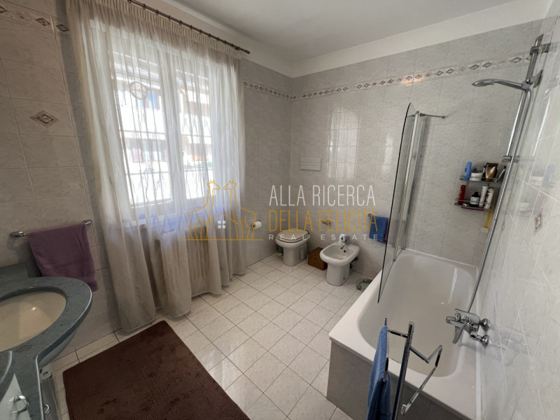 TORREBELVICINO: in zona tranquilla, CASA A SCHIERA CENTRALE servita da giardino esclusivo e garag...