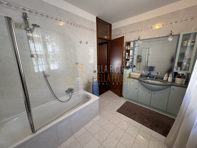 TORREBELVICINO: in zona tranquilla, CASA A SCHIERA CENTRALE servita da giardino esclusivo e garag...