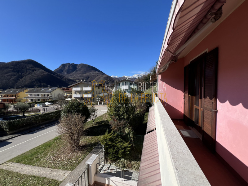 TORREBELVICINO: in zona tranquilla, CASA A SCHIERA CENTRALE servita da giardino esclusivo e garag...