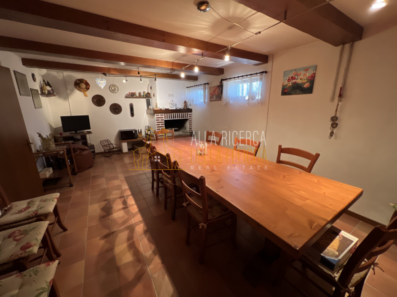 TORREBELVICINO: in zona tranquilla, CASA A SCHIERA CENTRALE servita da giardino esclusivo e garag...