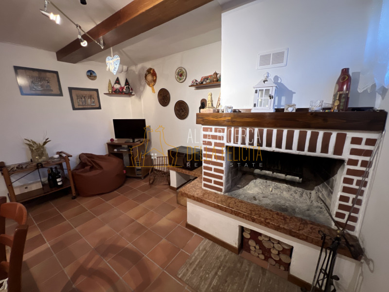 TORREBELVICINO: in zona tranquilla, CASA A SCHIERA CENTRALE servita da giardino esclusivo e garag...