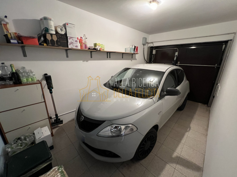 TORREBELVICINO: in zona tranquilla, CASA A SCHIERA CENTRALE servita da giardino esclusivo e garag...