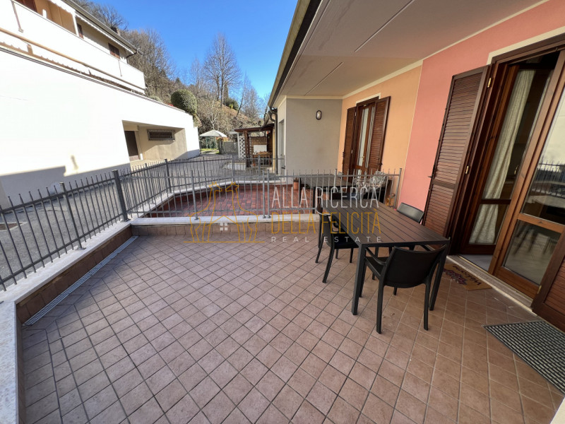 TORREBELVICINO: in zona tranquilla, CASA A SCHIERA CENTRALE servita da giardino esclusivo e garag...