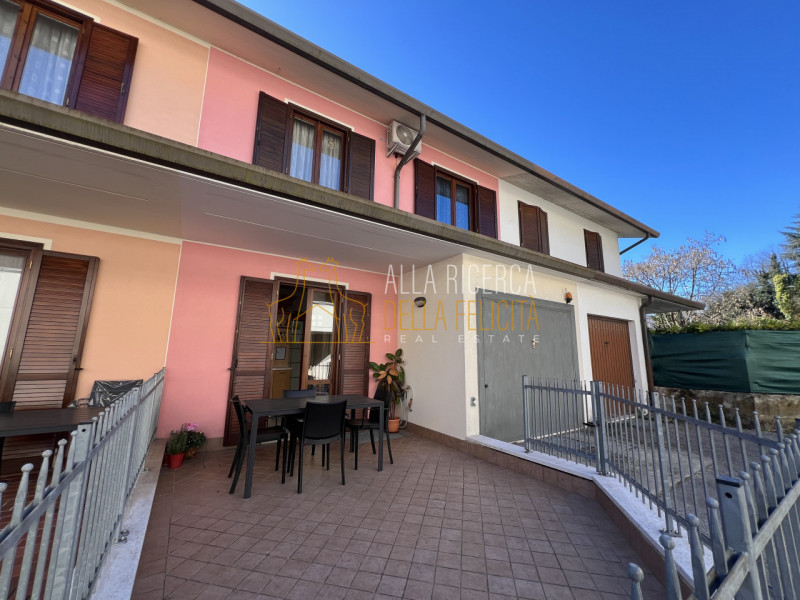 TORREBELVICINO: in zona tranquilla, CASA A SCHIERA CENTRALE servita da giardino esclusivo e garag...