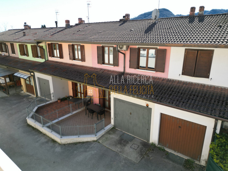 TORREBELVICINO: in zona tranquilla, CASA A SCHIERA CENTRALE servita da giardino esclusivo e garag...