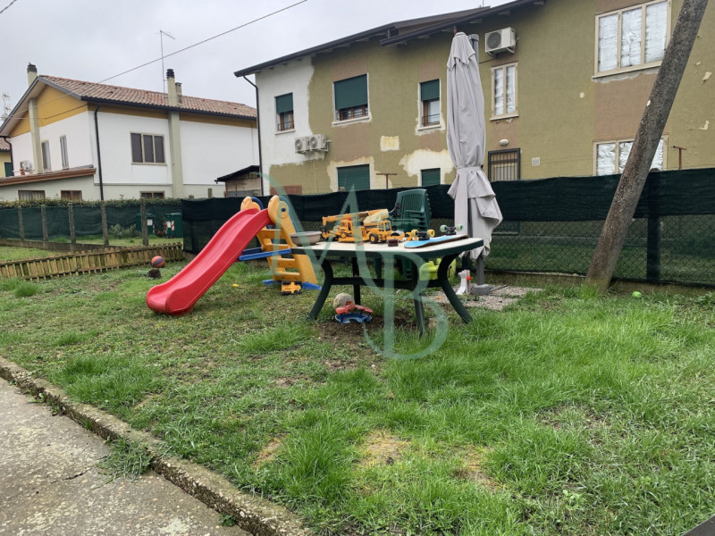 MIRANO (VE): Immobiliare MB propone in vendita, in esclusiva, un appartamento quadrilocale con bu...