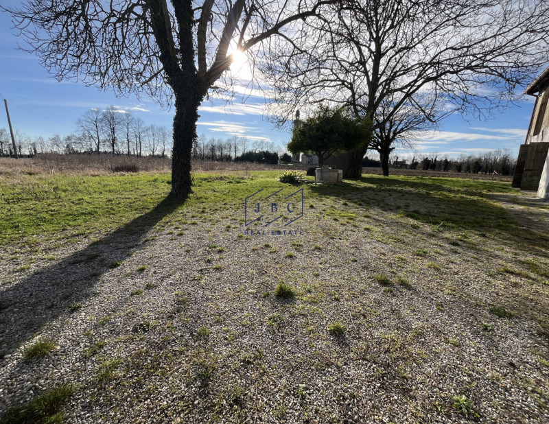 BUSCO DI PONTE DI PIAVE - (TV)

Rustico da ristrutturare situato nella tranquilla località di Bus...