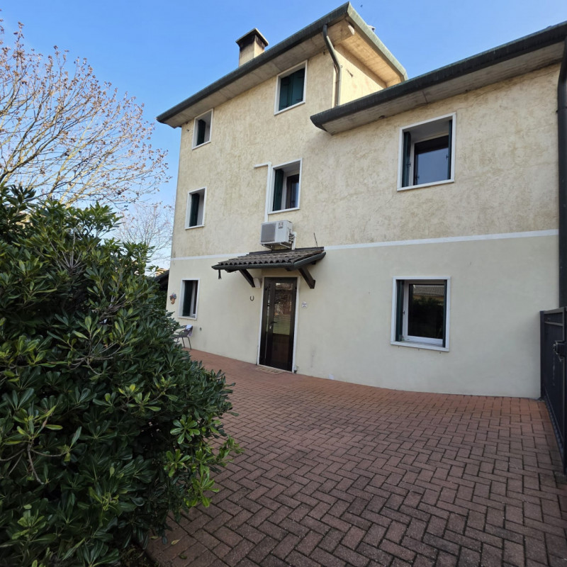 disponibile bella casa singola composta da ingresso carraio e pedonale indipendente. Al piano ter...