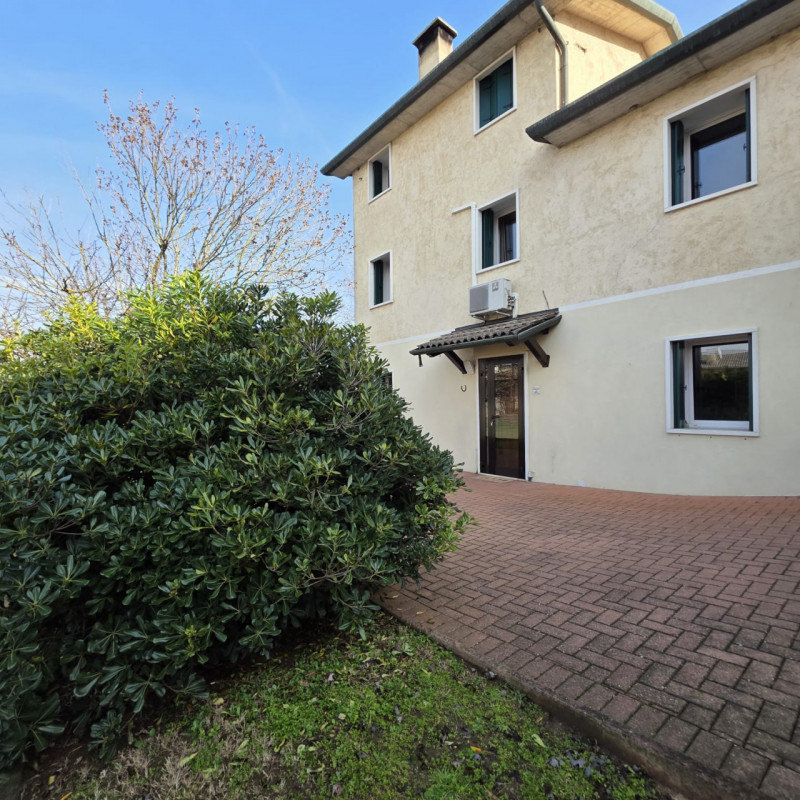 disponibile bella casa singola composta da ingresso carraio e pedonale indipendente. Al piano ter...