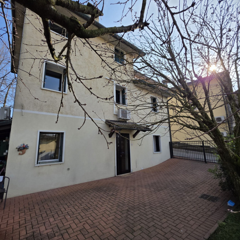 disponibile bella casa singola composta da ingresso carraio e pedonale indipendente. Al piano ter...