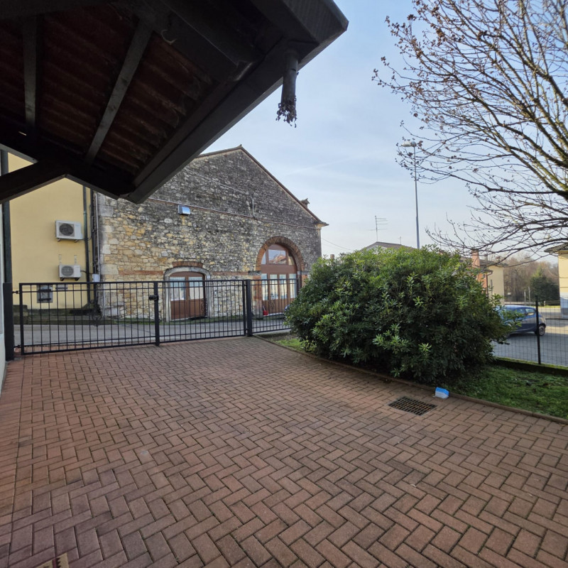 disponibile bella casa singola composta da ingresso carraio e pedonale indipendente. Al piano ter...