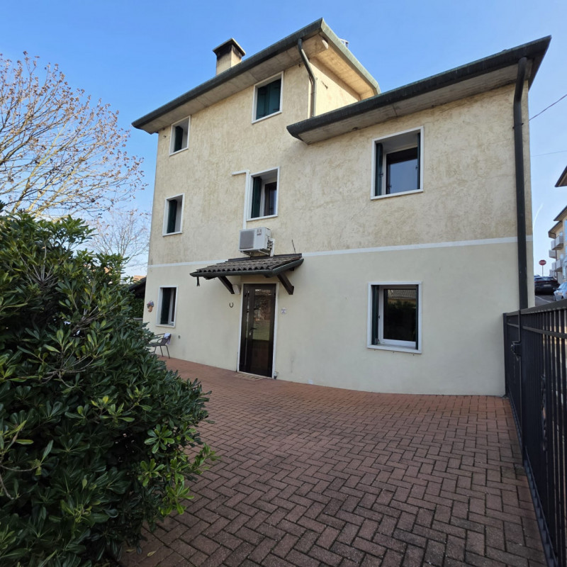 disponibile bella casa singola composta da ingresso carraio e pedonale indipendente. Al piano ter...