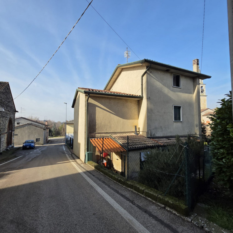 disponibile bella casa singola composta da ingresso carraio e pedonale indipendente. Al piano ter...