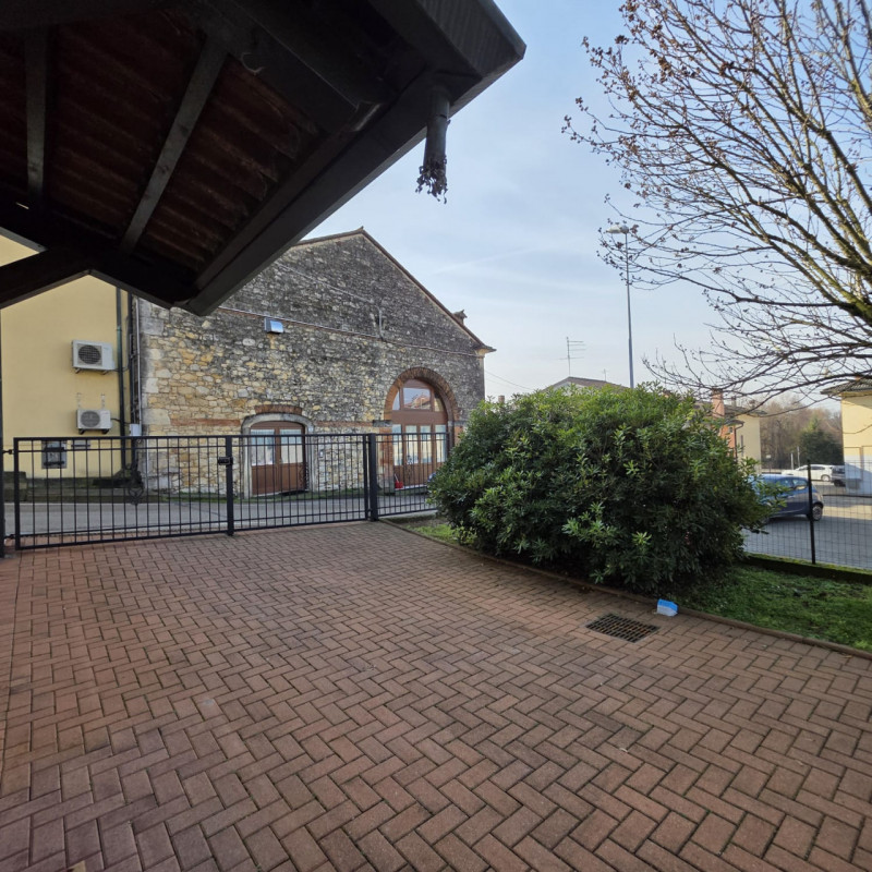 disponibile bella casa singola composta da ingresso carraio e pedonale indipendente. Al piano ter...