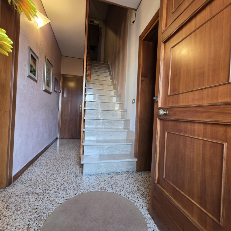 disponibile bella casa singola composta da ingresso carraio e pedonale indipendente. Al piano ter...